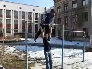 Deux sportifs s'essaient aux barres parallèles