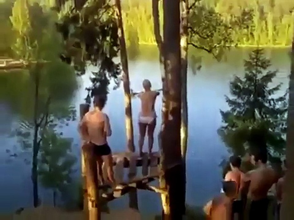Le saut dans le lac raté de quelques centimètres