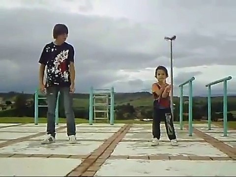 Des danseurs fous se font une battle