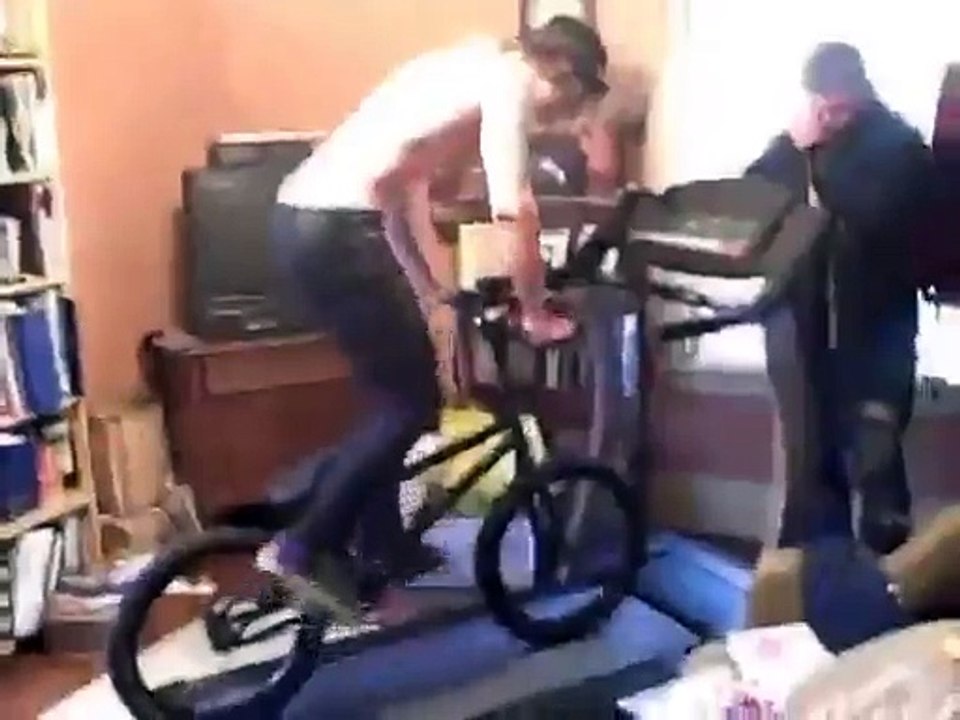 Rouler à vélo sur le tapis de course