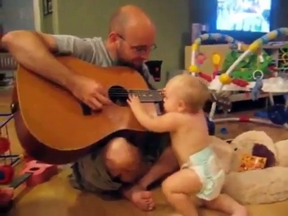 Le bébé en couche culotte qui aime déjà Bob Dylan