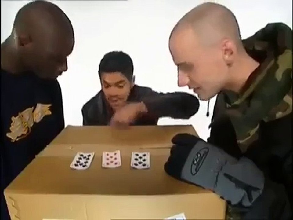 Un sketch de Jamel, Homard et Fred jouant au cartes