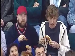 Deux mecs ravis d'avoir été choisis par la Kisscam