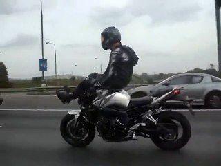 Un taré roule en moto sur l'autoroute