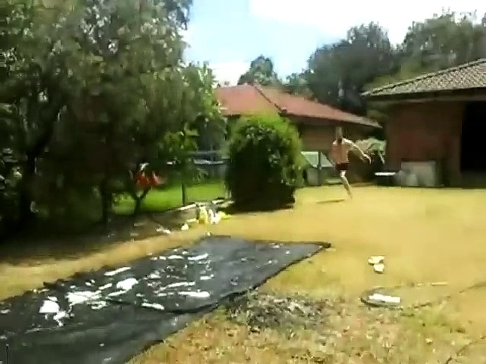 Il glisse sur une bâche savonée et saute à côté de la piscine