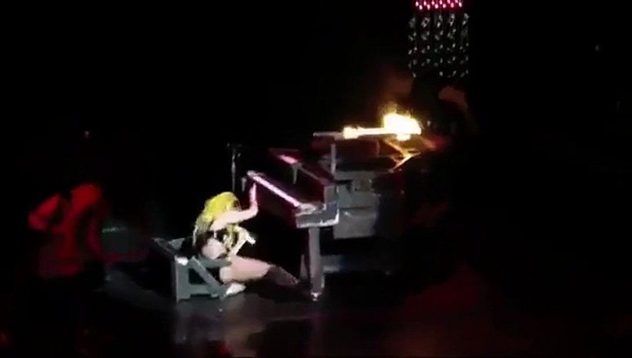 Lady Gag tombe de son piano. The show must go on
