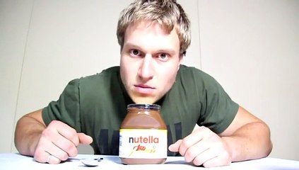 Un ogre bouffe un pot de Nutella en quelques minutes
