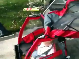 Une poussette radio télécommandée. Trop pratique