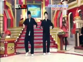 Deux automates dansent comme des fous