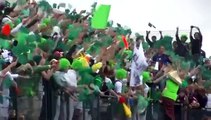 Des supporters envahissent un terrain lors d'un match de foot