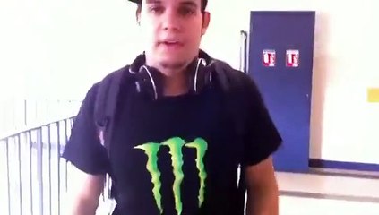 Ce con fait péter une bouteille de Champagne dans la classe