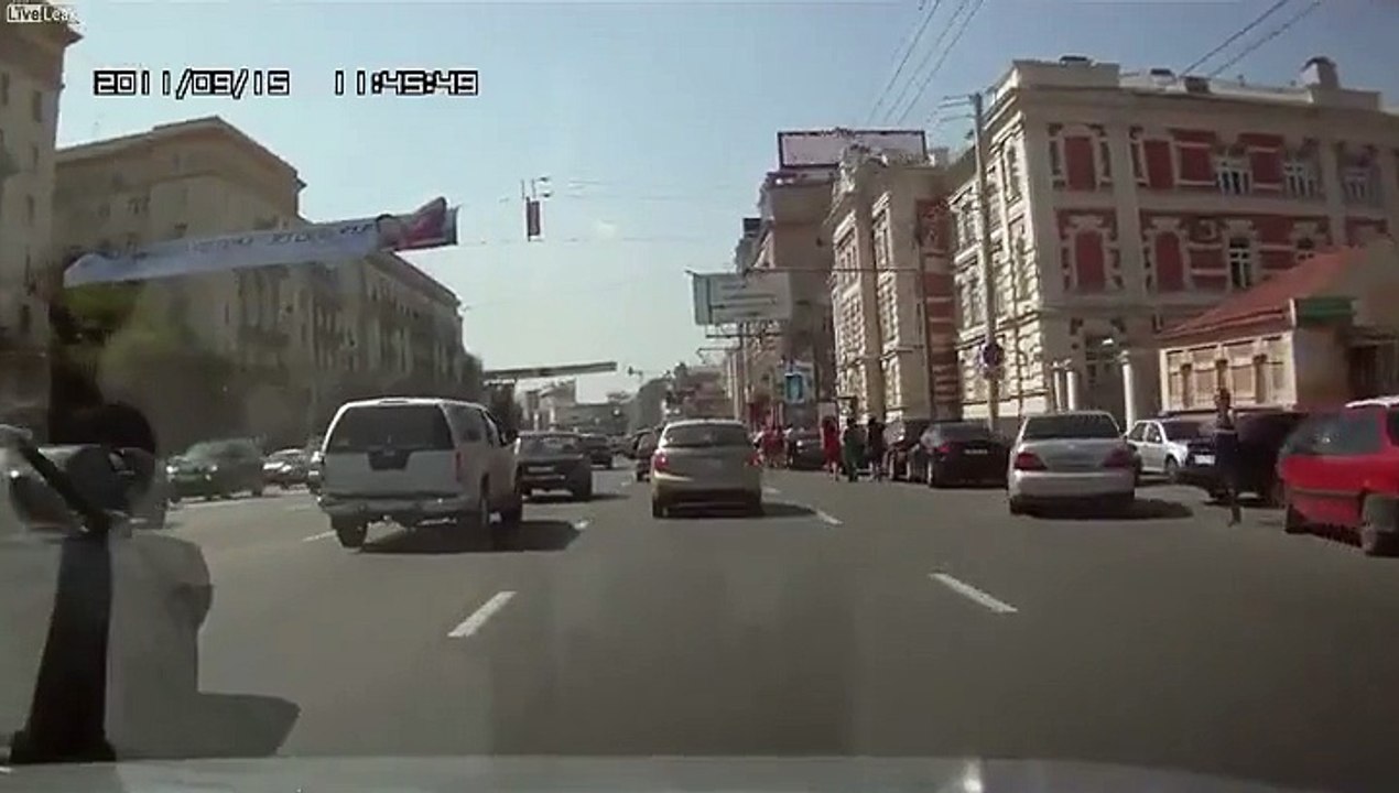 Un cycliste ne voit pas la voiture et rentre dedans