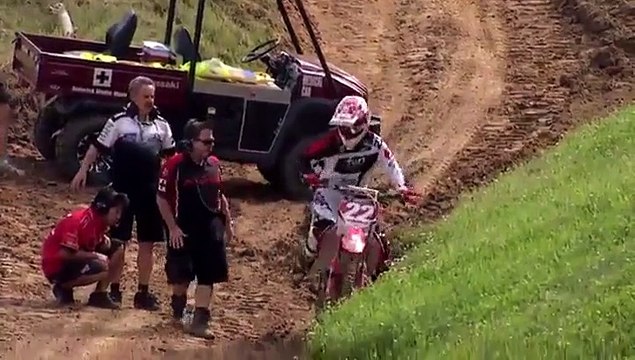 Un motard fait une chute de plusieurs mètres de haut
