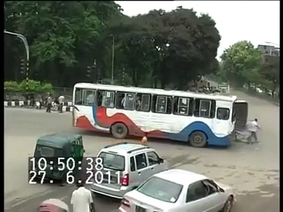 Deux bus se rentre dedans à un carrefour