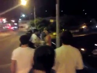 Son pote le jette du haut du pont...