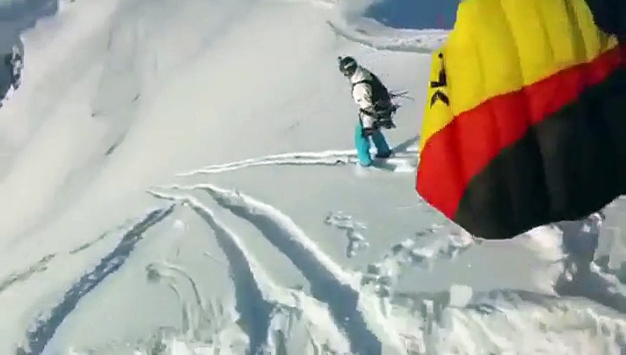 Deux dingues sautent en parachute dans les montagnes