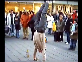 Un papy en pleine forme fait des choses extraordinaires dans la rue