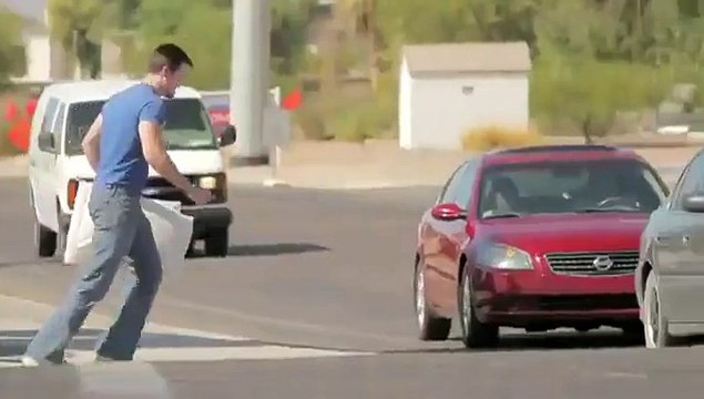 Une bataille d'oreiller en pleine rue