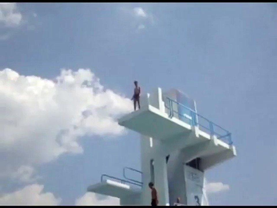 Il se fait un énorme plat sur le ventre en saut...
