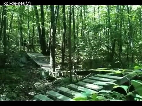 Ce cycliste fait une chute énorme en vélo