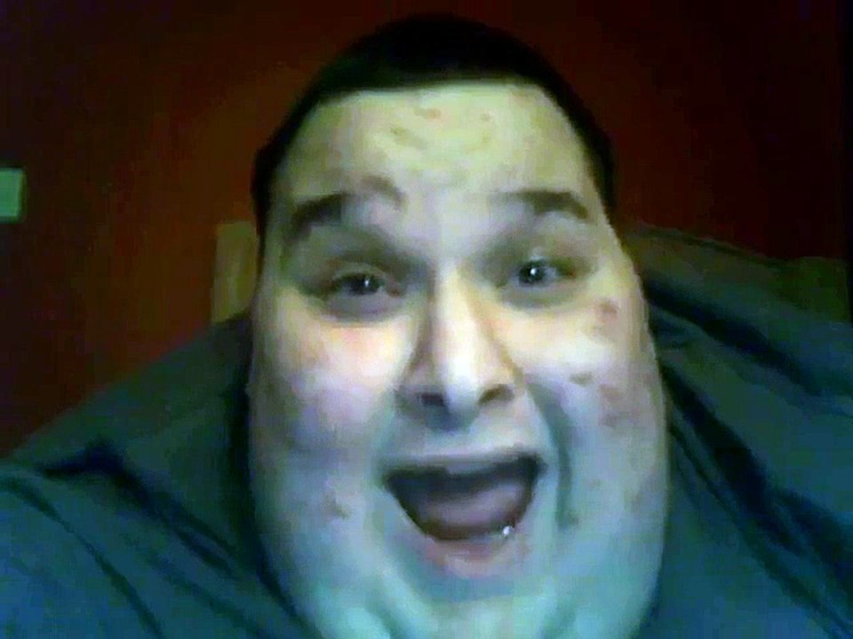 Un drôle de type chante devant sa webcam