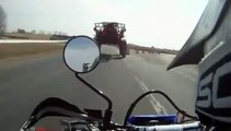 Comment dépasser un tracteur avec sa moto