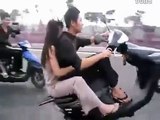 Un taré fait un wiling avec son scooter sur plusieurs kilomètres