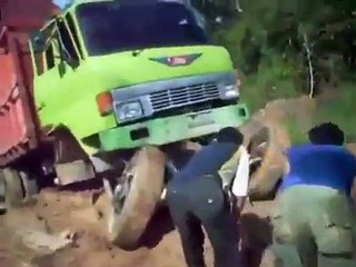 Le moteur d'un camion explose sous l'effort demandé par le chauffeur