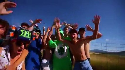 Des jeunes s'amusent comme des dingues autour du lac