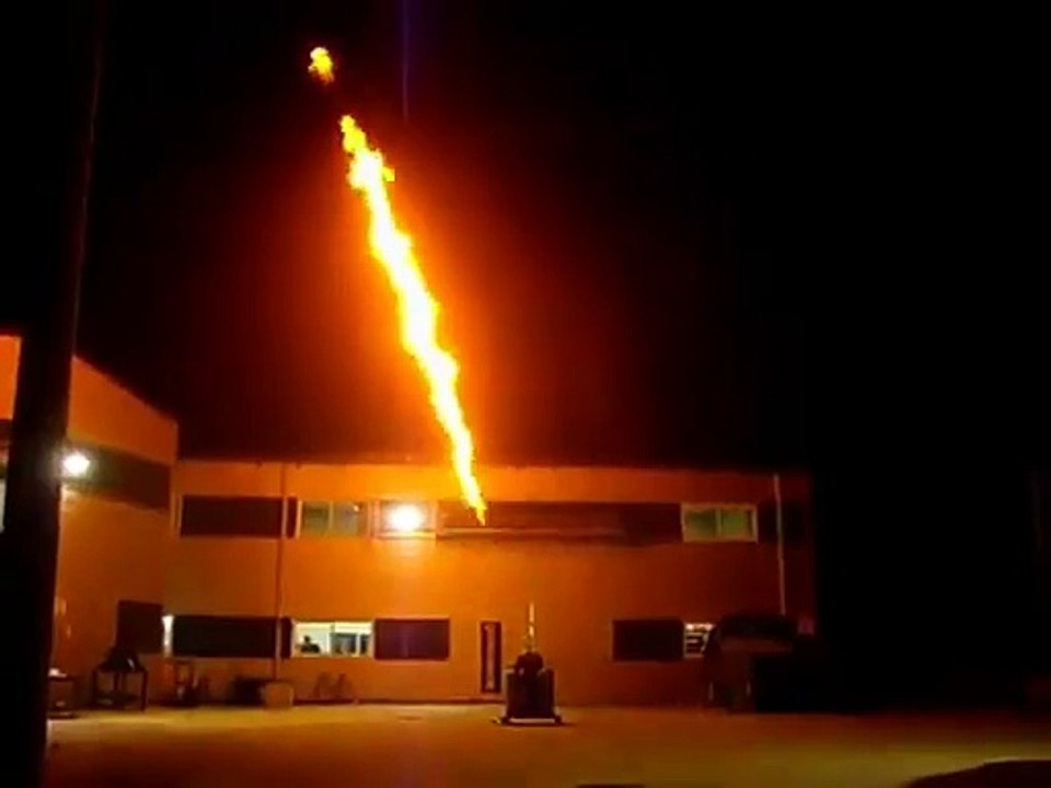 Le feu d'artifice nouvelle génération crache des flammes