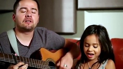 Une petite fille chante comme une pro. Enfin, elle s'y croit...