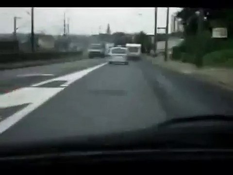 Une course poursuite entre les flics et une caravane