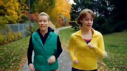 Deux femmes font leur jogging et racontent leur soirée