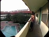 Il saute dans la piscine depuis son balcon