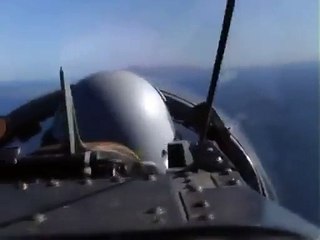 Un avion de chasse suit un missile !