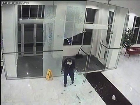 Régis n'a pas vu la vitre devant lui