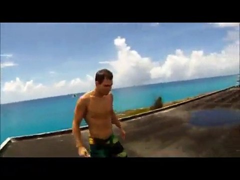 Il plonge depuis le toit d'un hotel!