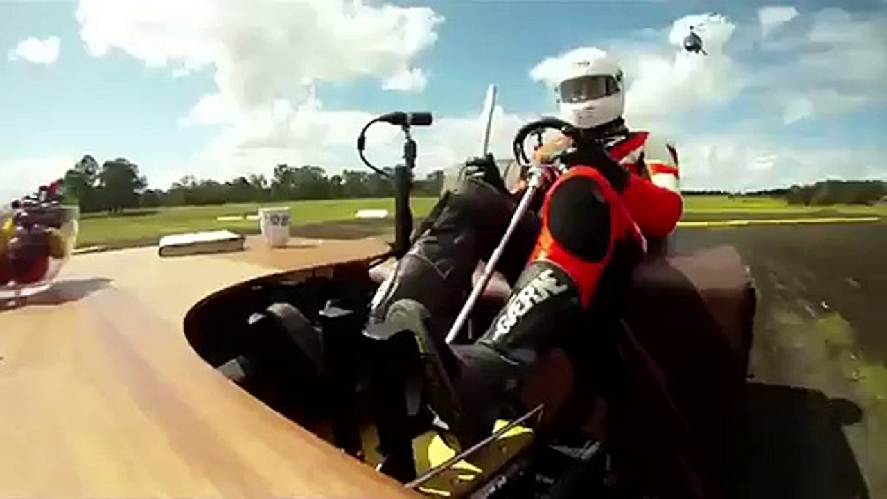 Le record de vitesse en canapé sur roues!
