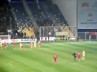 Il frappe un joueur et provoque une bagarre générale