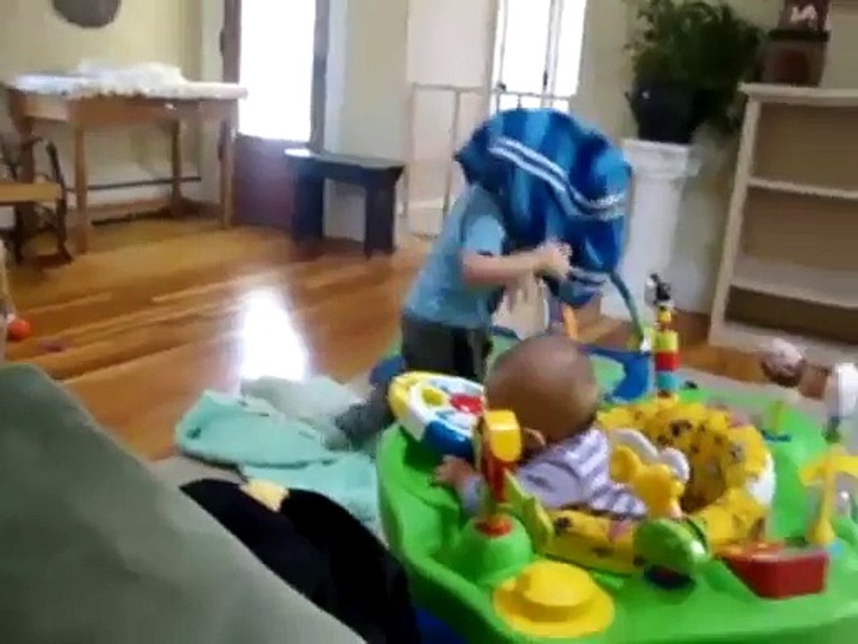 Enfant débile VS table de salon. Aïe