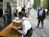 Un serveur débile fait tomber ses plateaux remplis de bière