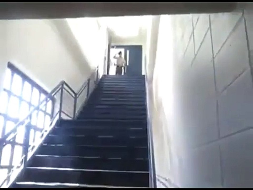 Il prend les escaliers en vélo et... se case la gueule