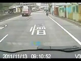 Un scooter fonce droit sur une voiture