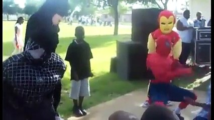 Des super-héros font du hip-hop avec les enfants