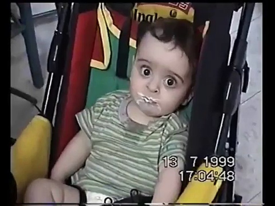 Un bébé trop fan de son yaourt. OMG!!!