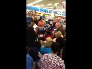 Des gens hystériques pour le lancement d'un nouveau jouet