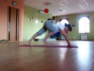 Un petit chat pratiquant l'art du Yoga