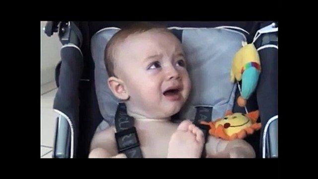 Ce bébé aime le coton-tige dans l'oreille