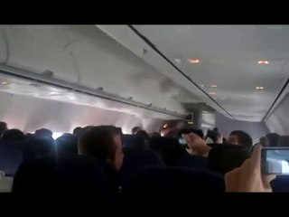 Une bataille de coussins dans un avion