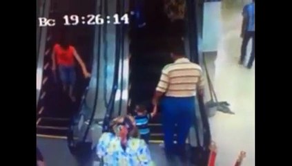 Ils ont du mal à monter avec l'escalator